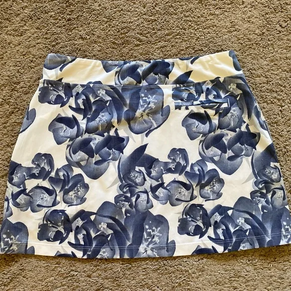 Puma women’s small white / blue athletic skirt - Picture 4 of 5